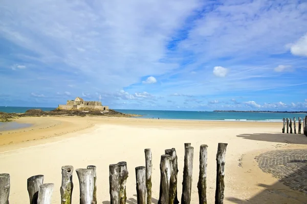 Saint-Malo, het strand in eb en de nationale fort (Brittany France) — Stockfoto