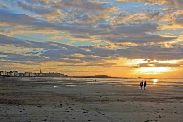 Puesta de sol en verano en la playa y la ciudad de St Malo (Bretaña Francia ) — Foto de Stock