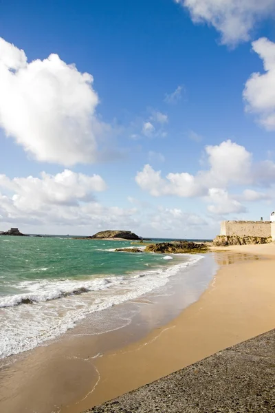 Pohled na město Saint-Malo od krtek des noires (Bretaň Francie) — Stock fotografie