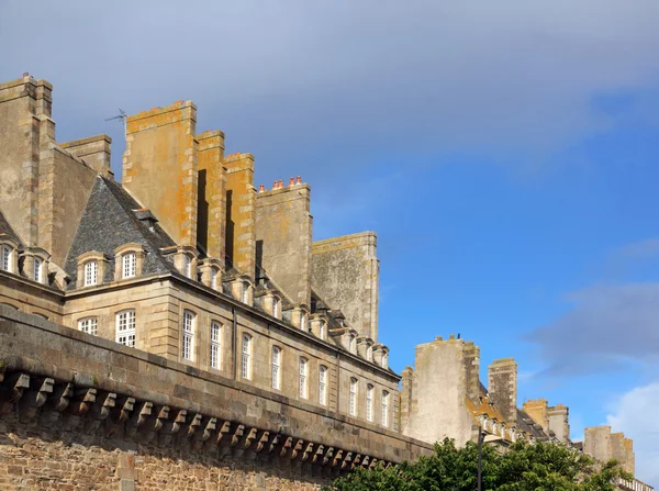 Bastioni di Saint Malo e camini tipici della città antica (Bretagna Francia ) — Foto Stock
