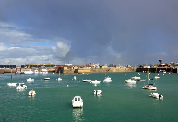 Saint Malo, boten en de terminal van de ferry per dag van zwaar weer (Brittany France) — Stockfoto