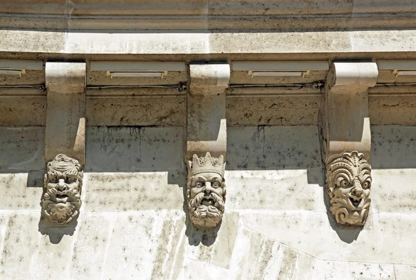 Maski, groteskowe maski, Pont Neuf w szczegółach (Paryż Francja) — Zdjęcie stockowe