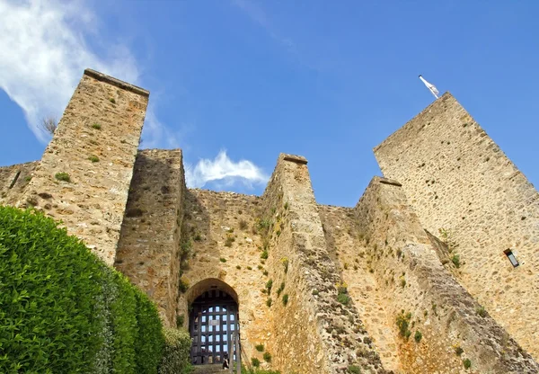 Castello di Madeleine che gioca con le nuvole (Chevreuse Valley, Francia ). Immagine Stock