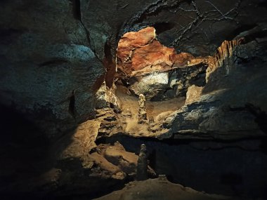 Yolculuk. Güneye doğru derin bir mağaranın içine bakın. sarkıtlar ve dikitler.