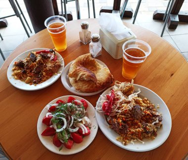 Kırım 'da tatilde olan bir kafede beyaz tabakta bira ve pilav.