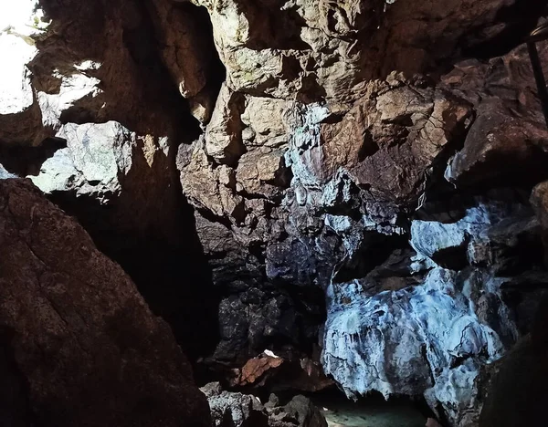 Путешествие Вид Внутри Глубокой Пещеры Сталактиты Сталагмиты — стоковое фото