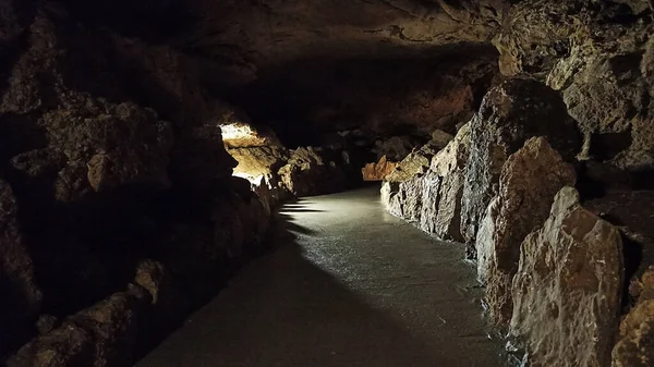 Trip. Güneyde derin bir mağara var. Bir mağaradaki su altı nehri