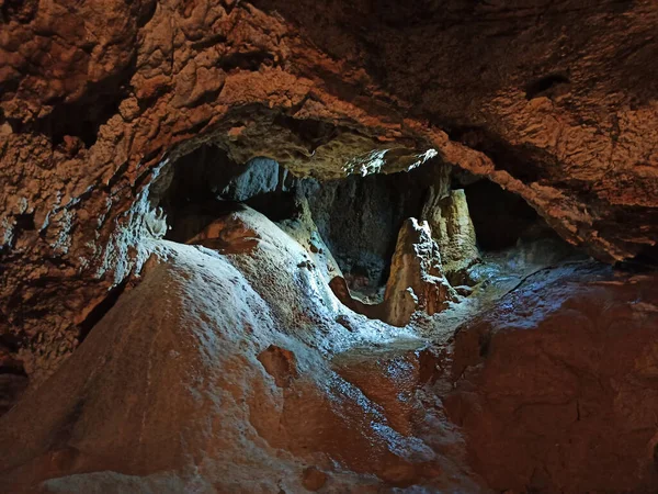 南に深い洞窟の中に表示されます 鍾乳石や石筍は ロイヤリティフリーのストック写真