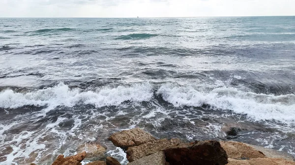 Olas Que Estrellan Sobre Rocas Playa Con Marcador Playa Mar —  Fotos de Stock