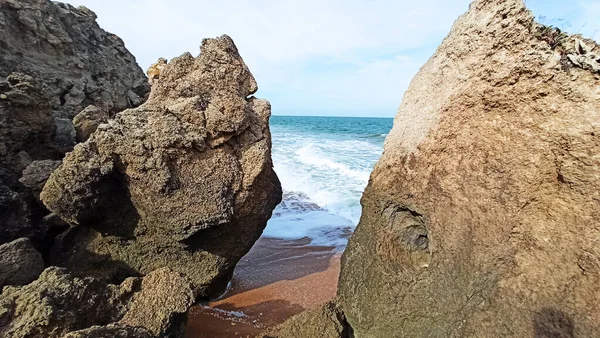 Las Olas Del Mar Chocan Contra Las Rocas Una Playa —  Fotos de Stock