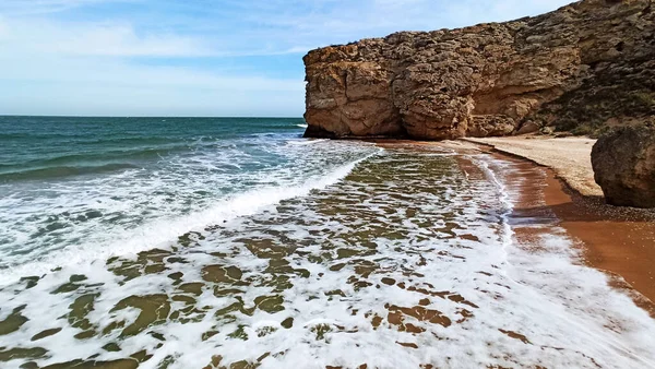 Морские Волны Разбиваются Скалы Диком Каменном Пляже Тихая Морская Вода — стоковое фото