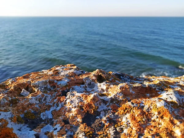 Ondas Mar Colidem Com Rochas Uma Praia Pedra Selvagem Água — Fotografia de Stock