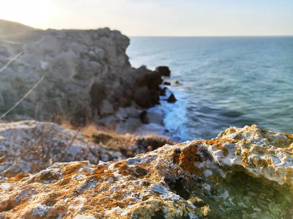 野生の石のビーチで岩に対して海の波がクラッシュします 穏やかな海の水 青空に白い雲 海の残りだ 大きな石 — ストック写真