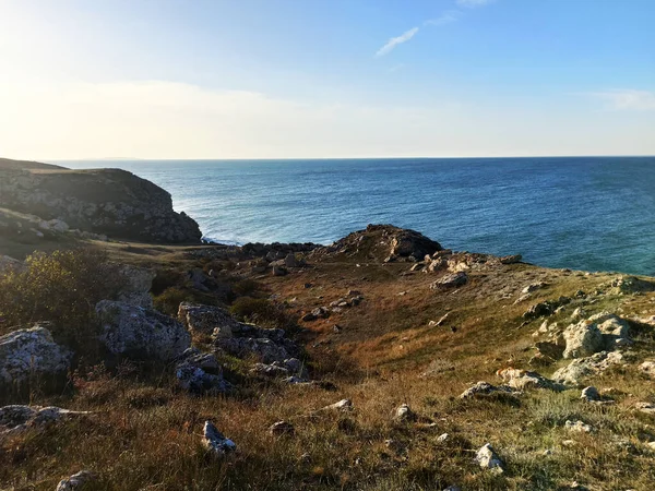 Onde Marine Infrangono Contro Rocce Una Spiaggia Pietra Selvaggia Calma — Foto Stock