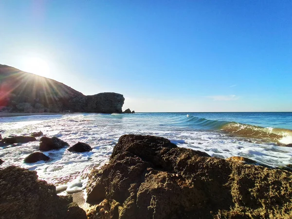 Ondas Mar Colidem Com Rochas Uma Praia Pedra Selvagem Água — Fotografia de Stock