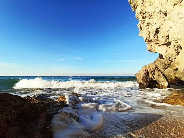 Vahşi Bir Taş Plajında Deniz Dalgaları Kayalara Çarpar Sakin Deniz — Stok fotoğraf