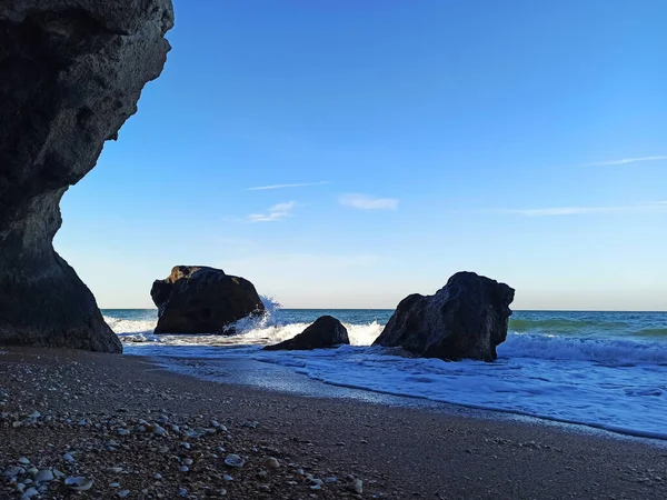Las Olas Del Mar Chocan Contra Las Rocas Una Playa —  Fotos de Stock