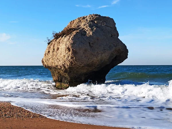Onde Marine Infrangono Contro Rocce Una Spiaggia Pietra Selvaggia Calma — Foto Stock