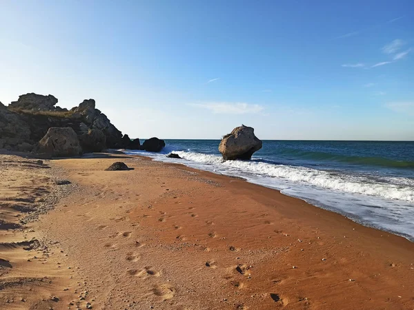 Meereswellen Krachen Einem Wilden Steinstrand Gegen Felsen Ruhiges Meerwasser Weiße — Stockfoto