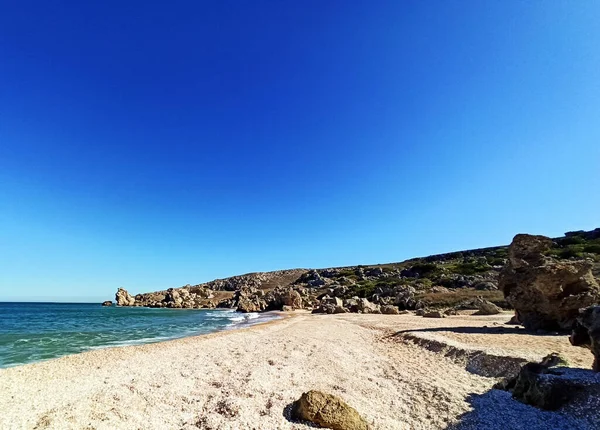 Las Olas Del Mar Chocan Contra Las Rocas Una Playa —  Fotos de Stock