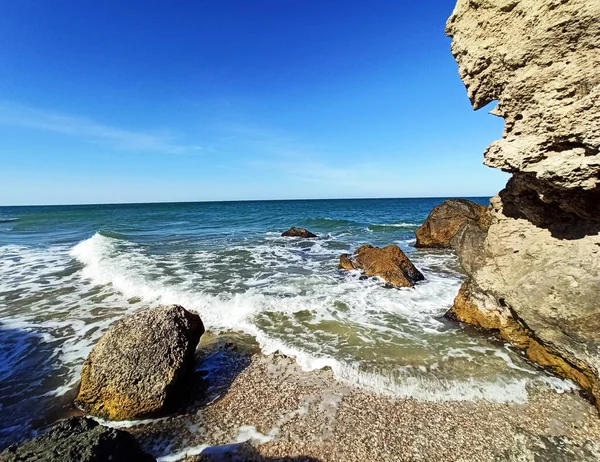 Las Olas Del Mar Chocan Contra Las Rocas Una Playa — Foto de Stock