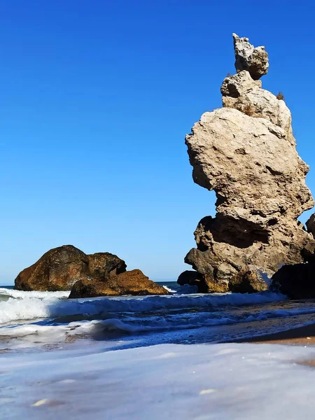 Onde Marine Infrangono Contro Rocce Una Spiaggia Pietra Selvaggia Calma — Foto Stock