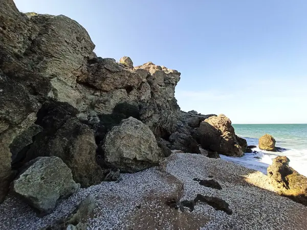 Las Olas Del Mar Chocan Contra Las Rocas Una Playa —  Fotos de Stock