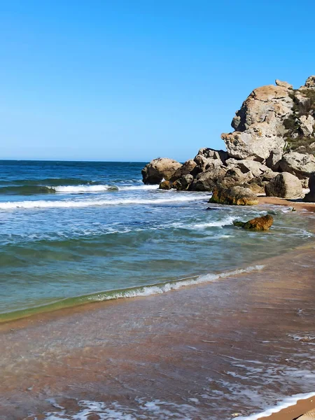 Onde Marine Infrangono Contro Rocce Una Spiaggia Pietra Selvaggia Calma — Foto Stock