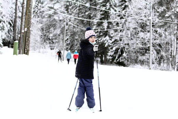 Liten Flicka Skidåkning Vinterskogen — Stockfoto