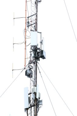 Soğuk kış boyunca açık gökyüzüne karşı buz ve karla kaplı donmuş telekomünikasyon anteni