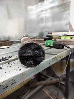 Buz saçakları ve karla kaplı baca tıkanıklığı.