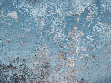 Donmuş su damlaları cama düşer.