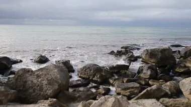 Aktau, Hazar Denizi 'nin doğu kıyısında yer alan Kazakistan' ın önemli bir liman kentidir ve Mangystau bölgesinin sahilleri, limanı ve eşsiz çöl doğası ile ünlüdür..