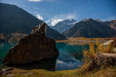 Issyk, Kazakistan 'ın Yenbekshikazakistan bölgesinin güneybatısında, Almaty bölgesinin yaklaşık 40 km doğusunda, Trans-Ili Alatau' nun Issyk Vadisi 'nde bulunan bir göldür..