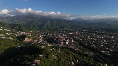 Almaty, Kazakistan 'ın en büyük şehridir, Trans-Ili Alatau Dağları eteklerindeki pitoresk bir metropolistir..