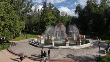 Almaty, Kazakistan 'ın en büyük şehridir, Trans-Ili Alatau Dağları eteklerindeki pitoresk bir metropolistir..