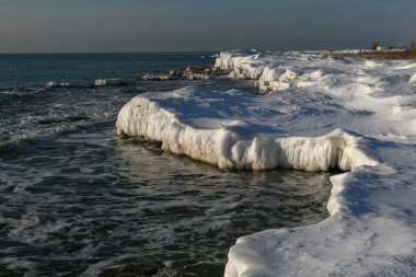 Hazar Denizi eşsiz bir su kütlesidir. Bölgesel olarak dünyanın en büyük gölüdür. Ülkenin kıyılarını Kazakistan, Rusya, İran, Türkmenistan ve Azerbaycan da dahil olmak üzere beş ülke paylaşıyor..