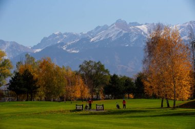 İnsanlar Almaty, Kazakistan 'da sonbahar günü golf oynarlar. 10, 17 2019.