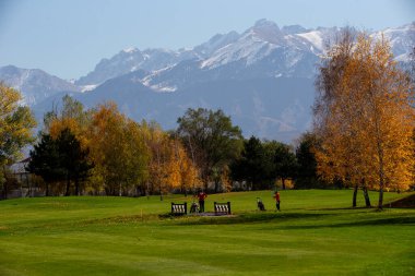 İnsanlar Almaty, Kazakistan 'da sonbahar günü golf oynarlar. 10, 17 2019.