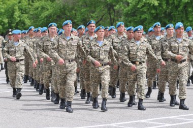 Kazakistan 'daki hava indirme birliklerinin askeri denetimi. 5 Mayıs 2010