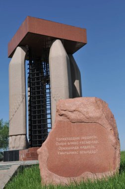 Kazakistan 'ın Zhanalyk köyünde siyasi baskı mağdurlarının anıtı. 30 Mayıs 2010.
