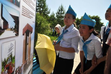 Kazakistan 'ın Zhanalyk köyünde siyasi baskı mağdurlarının anıtı. 30 Mayıs 2010.