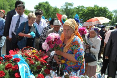 Kazakistan 'ın Zhanalyk köyünde siyasi baskı mağdurlarının anıtı. 30 Mayıs 2010.