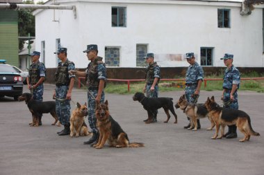 Polis memurları Kazakistan 'da bir şehirde görev için sıraya girdiler. 5 Ağustos 2010.
