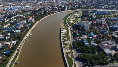 Kazakistan 'da Ural Nehri' nin aktığı Atyrau şehrinin insansız hava aracı görüntüsü. 23 Ağustos 2024.