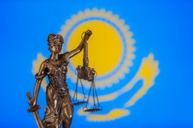 Yasayı, tarafsızlığı ve düzeni sembolize eden antik bir Yunan tanrıçası olan Themis, Kazakistan bayrağının arka planında resmedilmiştir..