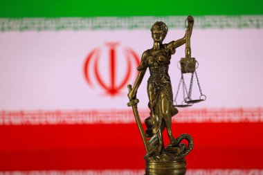 Yasayı, tarafsızlığı ve düzeni sembolize eden antik bir Yunan tanrıçası olan Themis, İran bayrağının arka planında resmedilmiştir..
