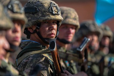 Askeri üniformalı ve tüfekli askerler Kazakistan 'ın Almaty bölgesinde bir geçit töreninin önünde sıraya girdiler. 4 Ağustos 2024.