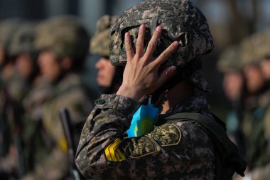 Askeri üniformalı ve tüfekli askerler Kazakistan 'ın Almaty bölgesinde bir geçit töreninin önünde sıraya girdiler. 4 Ağustos 2024.