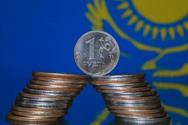 Rus rublesi Kazakistan bayrağının arka planına karşı, yakın plan..